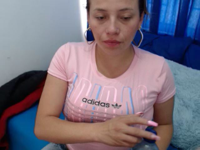 Live sex webcam photo for Honey21_ #271133694