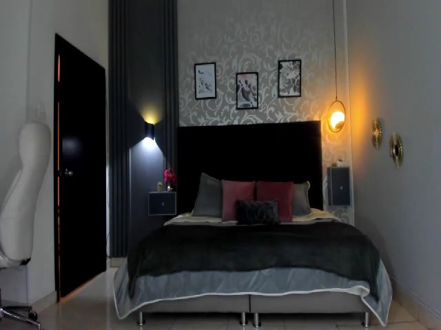 Live sex webcam photo for MarieBass #271133901