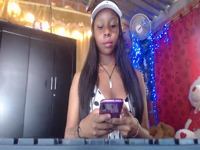 Live sex webcam photo for Hot_nia69 #271137471