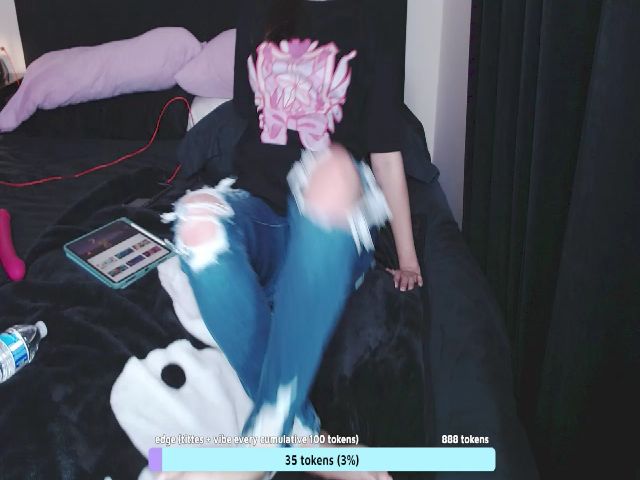 Live sex webcam photo for moonlitfox #271134434