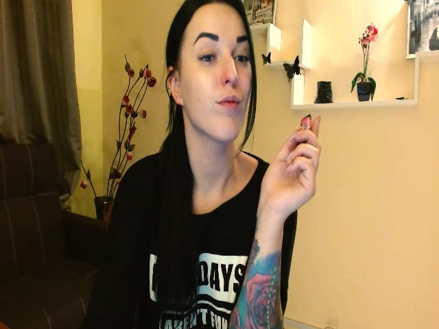 Live sex webcam photo for NikkiLeppard #271137516
