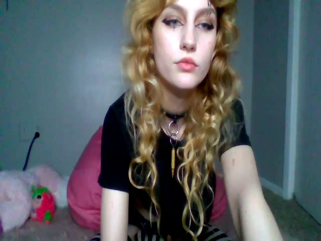 Live sex webcam photo for CherieHarlot #271127917