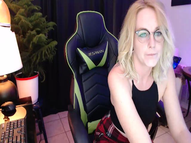 Live sex webcam photo for KinzySuicide #271134967