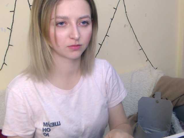 Live sex webcam photo for HloesMadeos #271132024