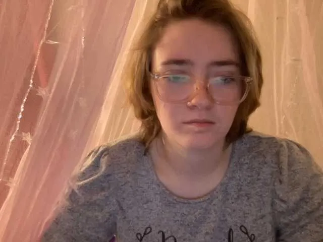 Live sex webcam photo for CandyBurger21 #271145142