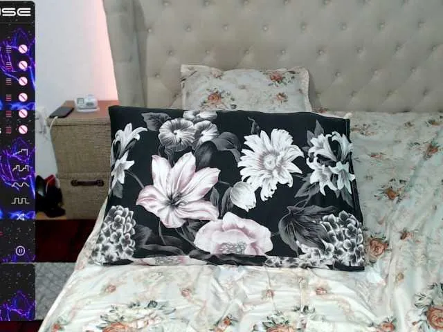 Live sex webcam photo for K1ara #271140752