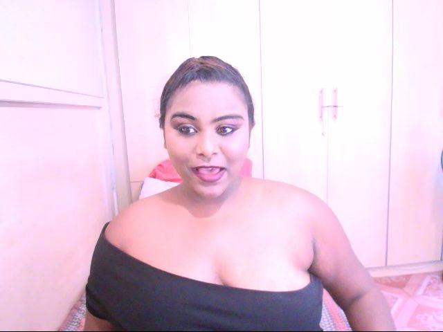 Live sex webcam photo for Indiandiva96 #271146371