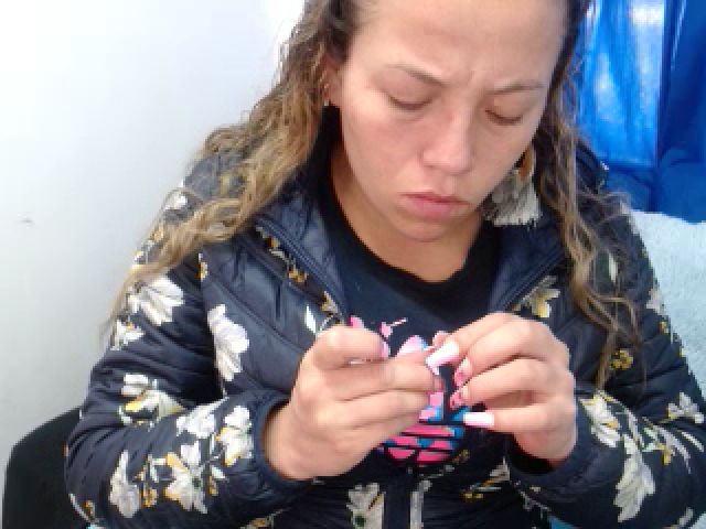 Live sex webcam photo for Honey21_ #271148168