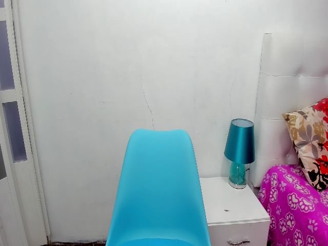 Live sex webcam photo for sexyfox_18 #271142088