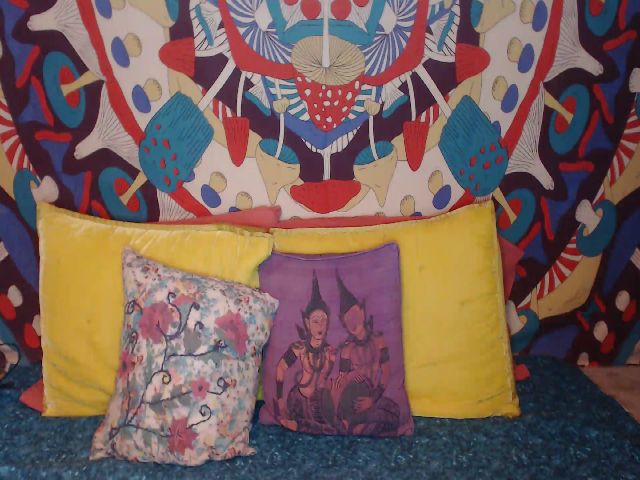 Live sex webcam photo for RoxieGBIV #271142337