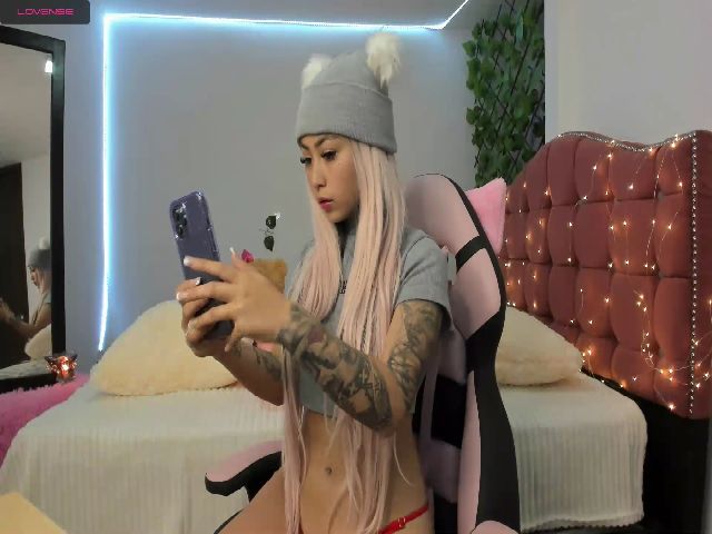 Live sex webcam photo for Holly_rosee #271156068