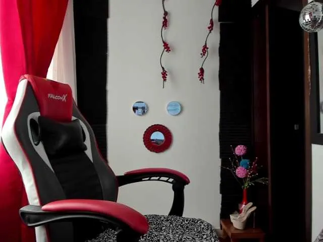 Live sex webcam photo for zoe-ylatinhot #271153573