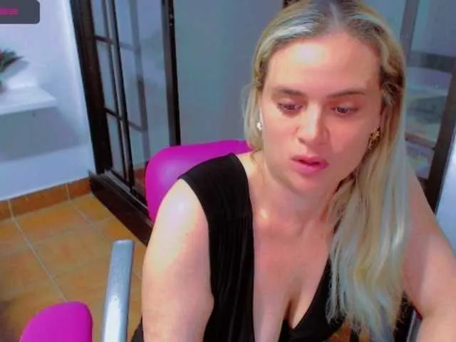 Live sex webcam photo for DirtyTina #271153874