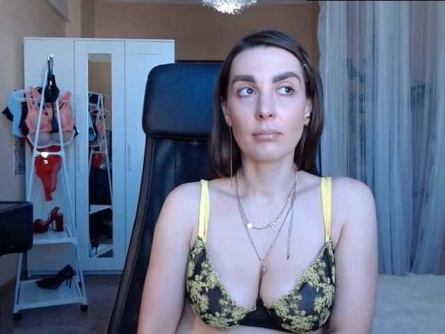 Live sex webcam photo for MilfRyhanne #271145259