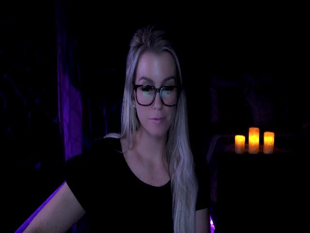 Live sex webcam photo for Cora9 #271143442