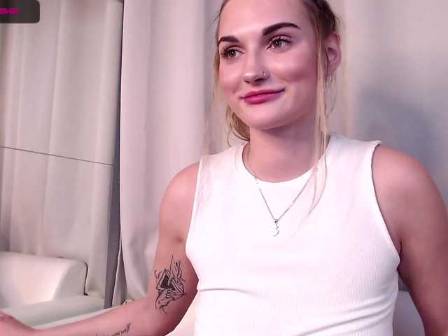 Live sex webcam photo for Your-Alison #271140888