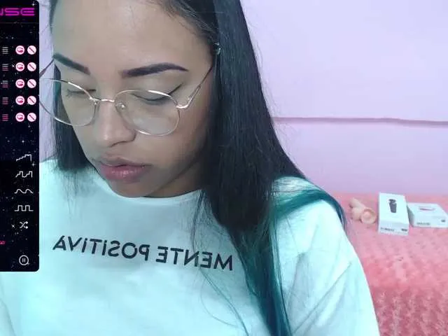 Live sex webcam photo for Angeluxxx #271171556