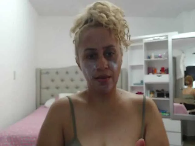 Live sex webcam photo for RoxanaMilf #271171882