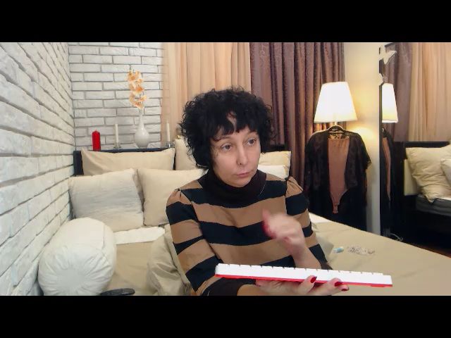 Live sex webcam photo for MonicaUDream #271159188