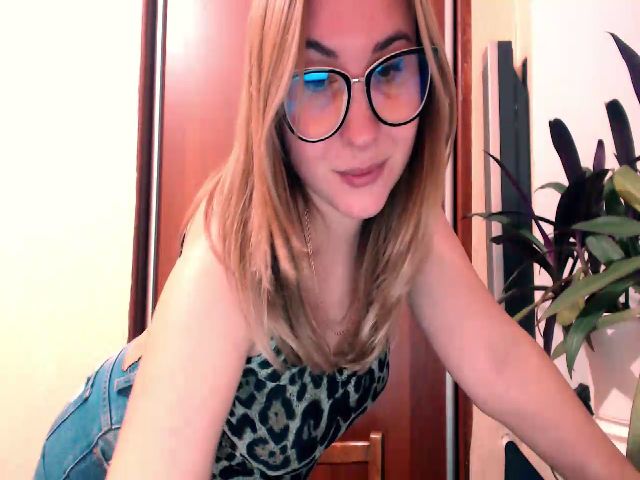 Live sex webcam photo for Kay_Lo #271170438