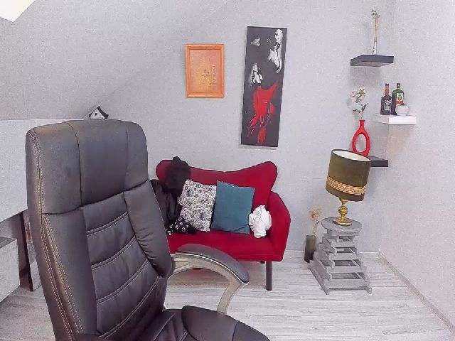 Live sex webcam photo for LizzieBrie #271164238