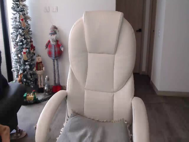 Live sex webcam photo for Laura_R23 #271172748