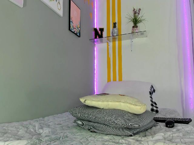 Live sex webcam photo for NikkiBrunner #271160896