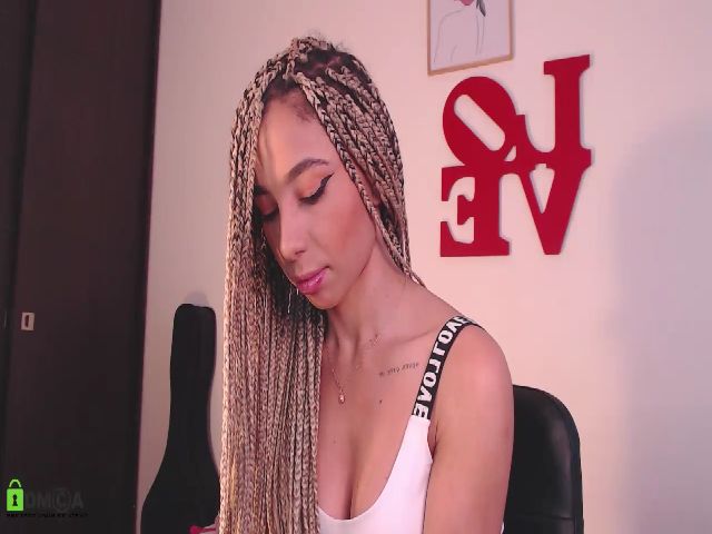 Live sex webcam photo for Annie_es #271185834