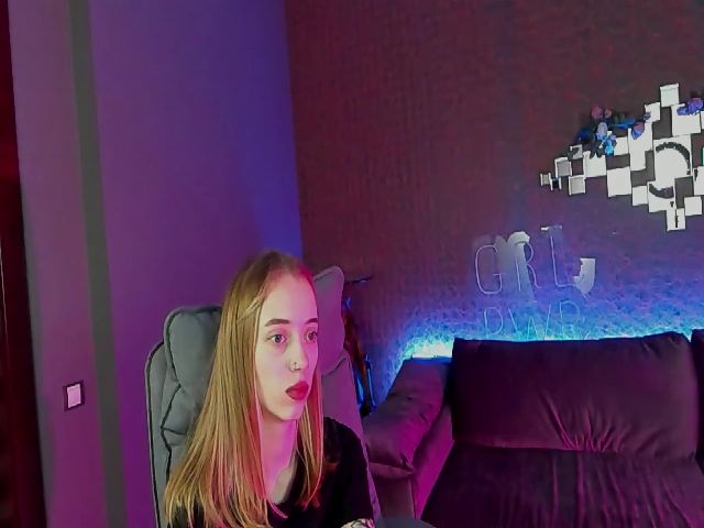 Live sex webcam photo for Zlatovlaska_a #271178888