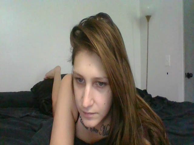 Live sex webcam photo for Kezzlovesyou #271185742