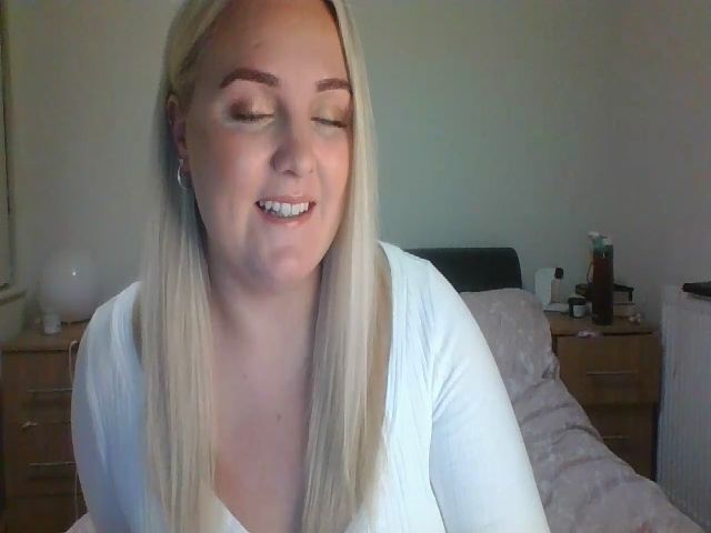 Live sex webcam photo for JessyLou #271190927