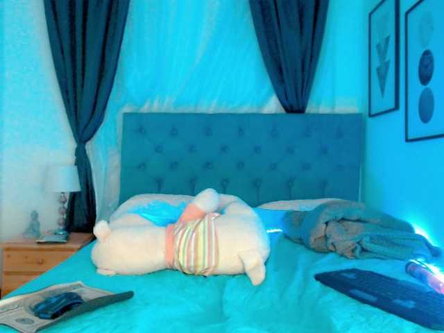 Live sex webcam photo for KimDevine #271180644