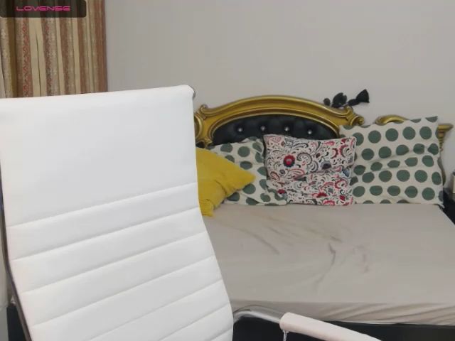 Live sex webcam photo for RenesmeSweet #271182470