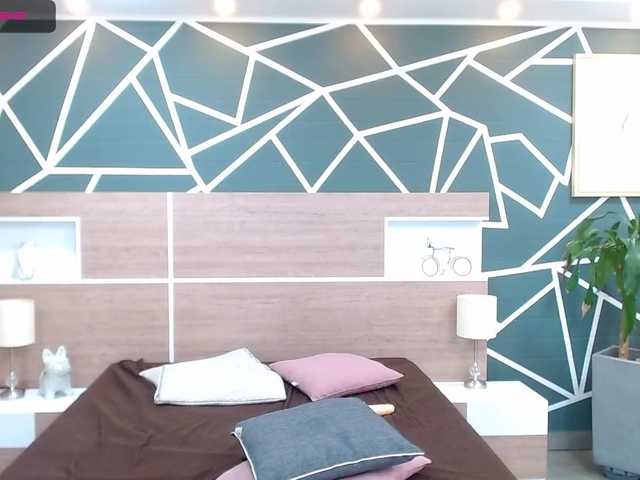 Live sex webcam photo for KrisBennet #271179948