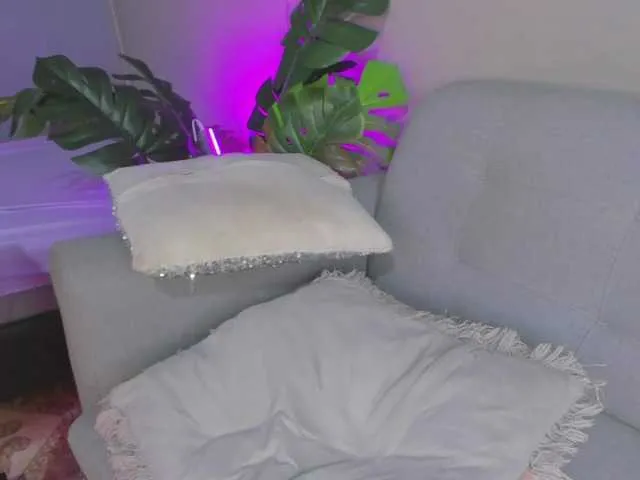 Live sex webcam photo for white-snow18 #271184680