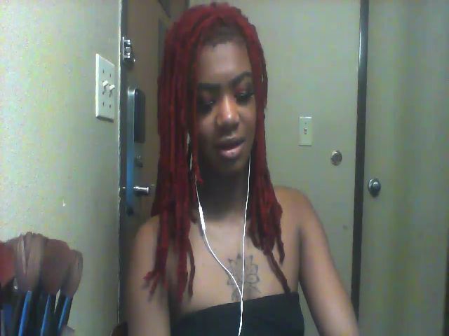 Live sex webcam photo for SexyCarmel34 #271179323