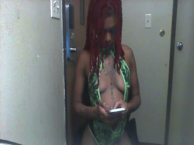 Live sex webcam photo for SexyCarmel34 #271190962