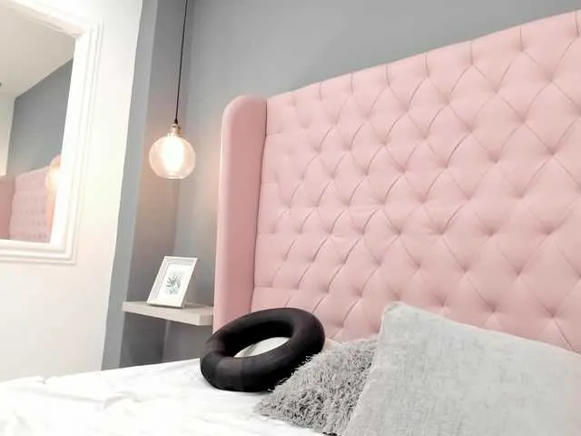 Live sex webcam photo for CharlotteWhii #271187754