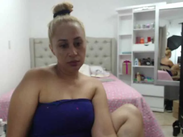 Live sex webcam photo for RoxanaMilf #271207183