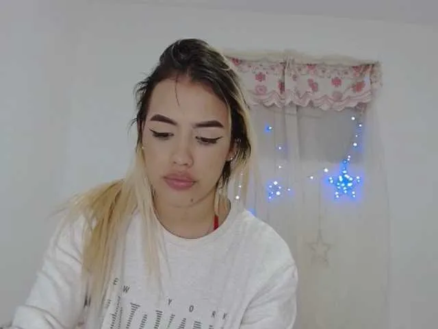 Live sex webcam photo for adri14-1 #271207059
