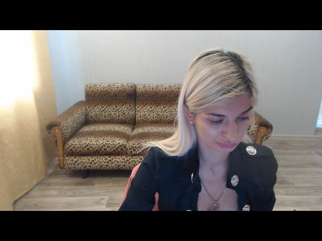 Live sex webcam photo for SexyBeatriice #271199372