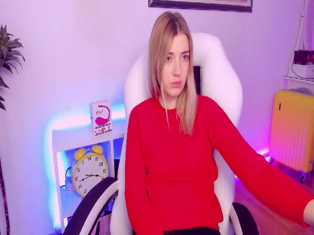 Live sex webcam photo for HotCarolineXO #271203574