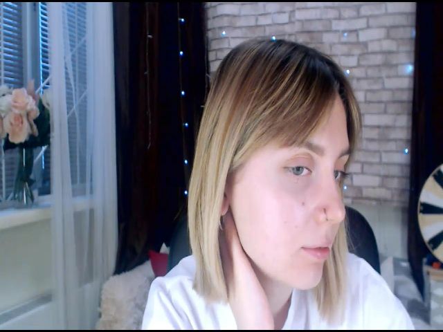 Live sex webcam photo for CumMeaRiver #271213998