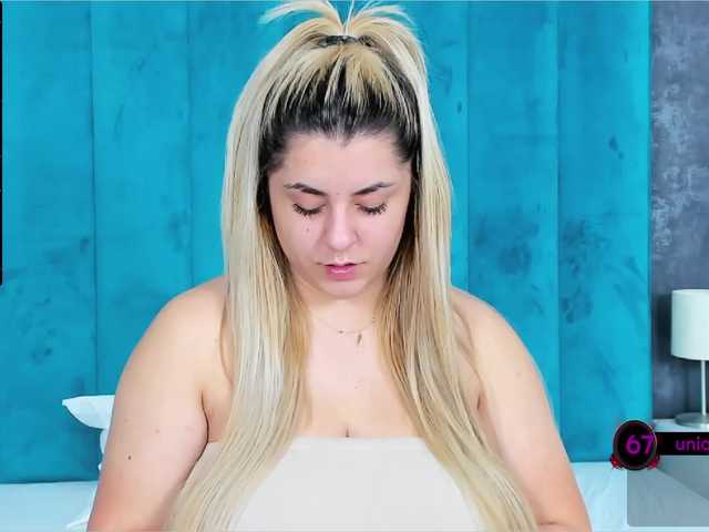 Live sex webcam photo for LarissRose #271215693