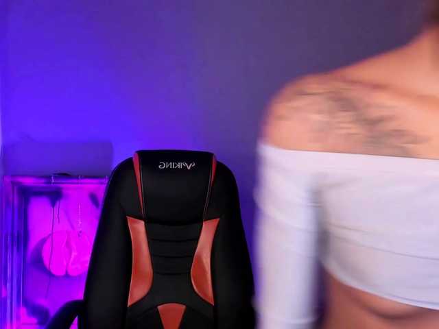 Live sex webcam photo for Erika-Foxy #271210624