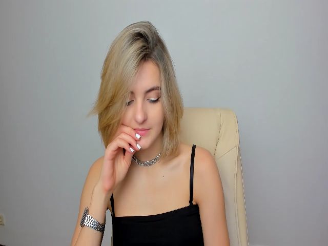 Live sex webcam photo for HelelGretta #271239072