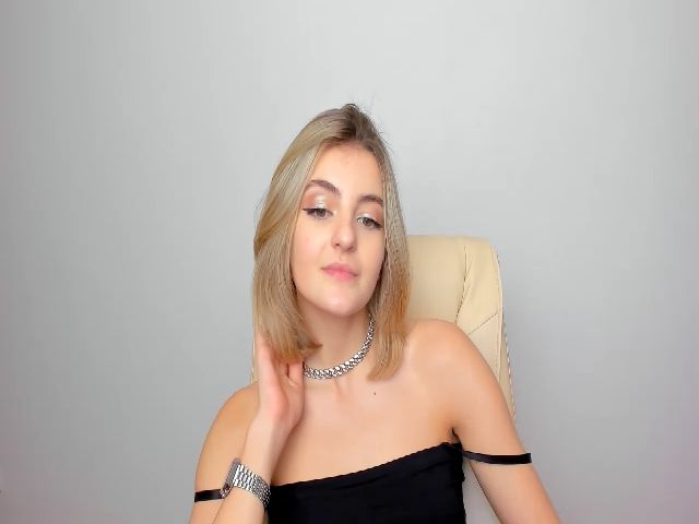 Live sex webcam photo for HelelGretta #271239749
