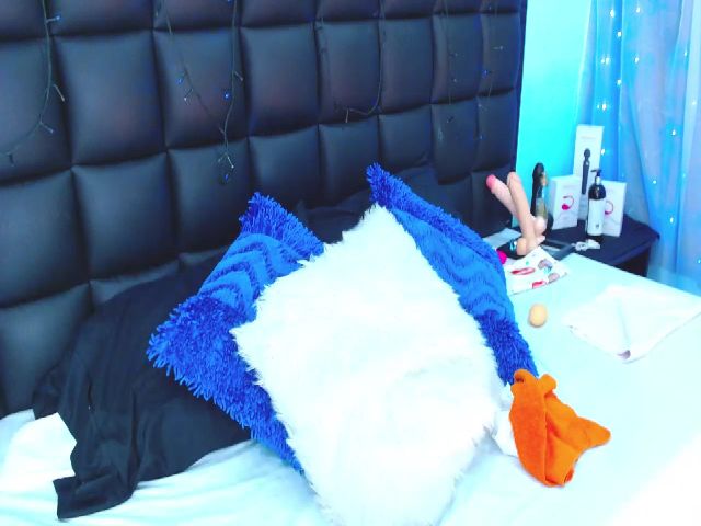 Live sex webcam photo for Samantha_25_ #271235021