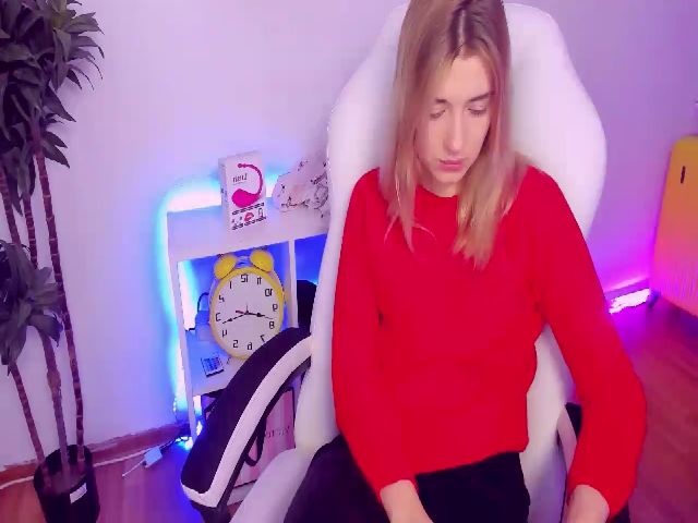 Live sex webcam photo for HotCarolineXO #271235775