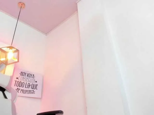 Live sex webcam photo for Mia-Spencer #271234347